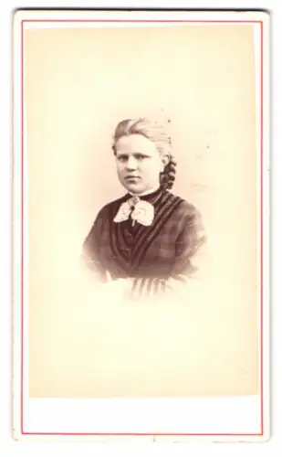 Fotografie Heer-Tschudi, Lausanne, Rue St Francois 20, Portrait einer Frau Anna de Seines mit geflochtenem Haar