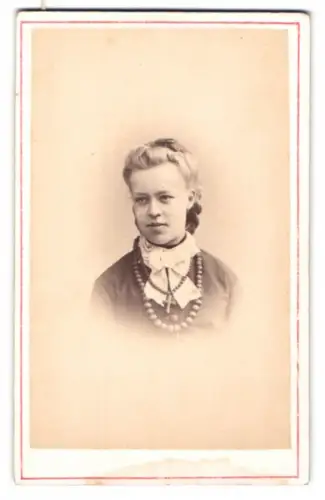 Fotografie Heer-Tschudi, Lausanne, Rue St. Francois 20, Porträt einer jungen Frau Emma Breue mit Halskette, 1872