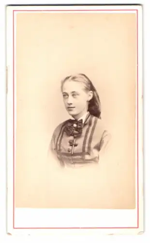 Fotografie Heer-Tschudi, Lausanne, Rue St Francois 20, Porträt einer jungen Frau Benedicte Knudtzen aus Kopenhagen