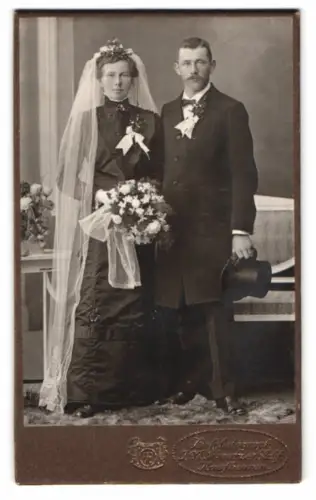 Fotografie J.N. Kreutzer, Kaufbeuren, Kaiser-Max-Strasse, Hochzeitspaar im Studio