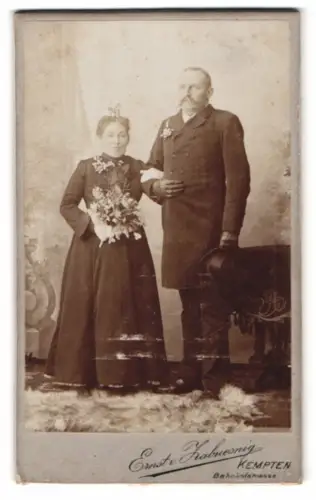 Fotografie Ernst v. Zabuesnig, Kempten, Bahnhofstrasse, Brautpaar mit Blumenstrauss