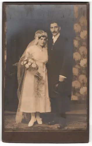 Fotografie unbekannter Fotograf und Ort, Hochzeitspaar mit Blumenstrauss