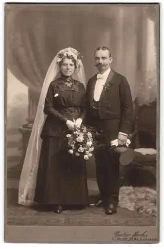 Fotografie Gustav Mech, Heidelberg, Brückenstr. 9, Hochzeitspaar in eleganter Pose