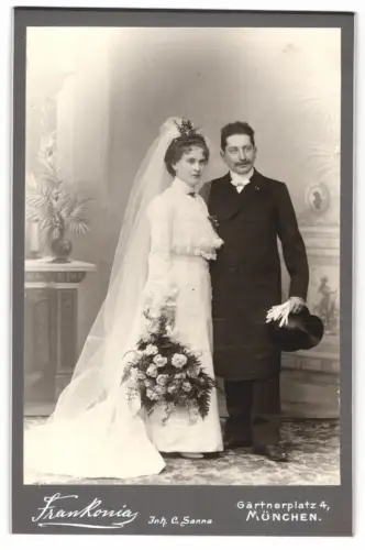 Fotografie Frankonia, München, Gärtnerplatz 4, Hochzeitspaar mit Blumenstrauss