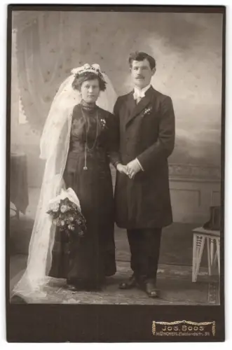 Fotografie Jos. Boos, München, Zieblandstrasse 34, Hochzeitspaar im Atelier