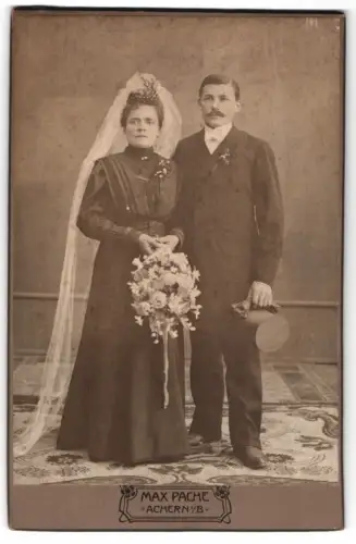 Fotografie Max Pache, Achern, Hochzeitspaar mit Blumenstrauss