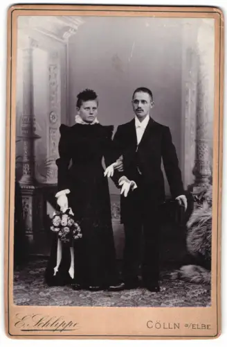 Fotografie Emil Schlippe, Cölln a/Elbe, Elegantes Hochzeitspaar Lina und Albin Gärtner im Studio