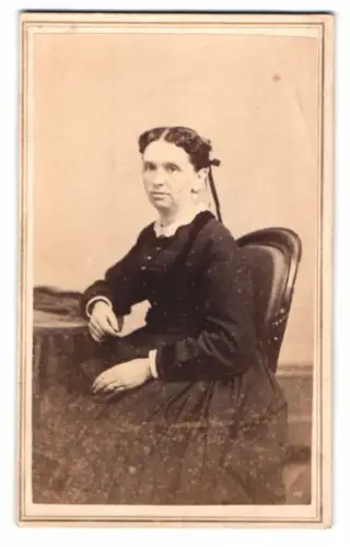 Fotografie Grotecloss, New York, Bleecker Street 227, Frau in elegantem Kleid sitzend