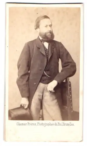 Fotografie Ghemar Frères, Bruxelles, Rue de l`Ecuyer 27, Porträt eines Mannes mit Bart