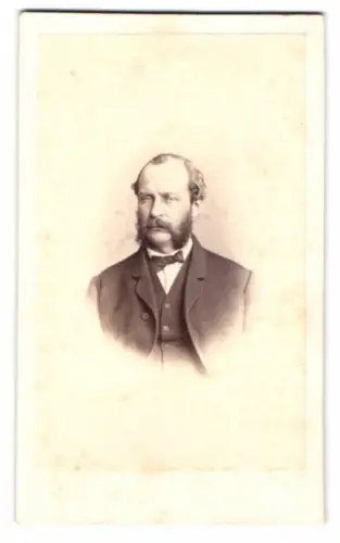 Fotografie A. Siegmund, Hamburg, Bazar 16, Portrait eines Herrn mit Bart