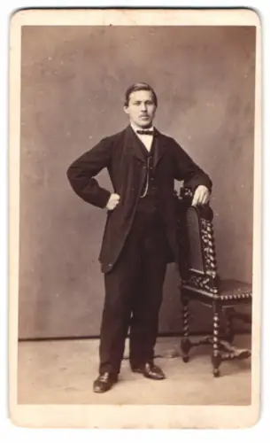 Fotografie Ch. Pfann, Stuttgart, Calwerstrasse 53, Porträt Carl Fischer aus Messkirch im Anzug mit Stuhl