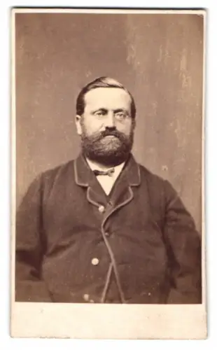 Fotografie Gebr. Siebe, Breslau, Alte Taschenstr. 10 u. 11, Porträt eines ernst wirkenden Mannes