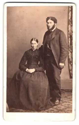 Fotografie unbekannter Fotograf und Ort, Sitzendes Paar mit Stehender Person