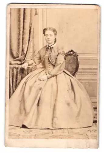 Fotografie C. Axtmann, Plauen v. Voigtl., Oberngraben 3, Dame elegant sitzend
