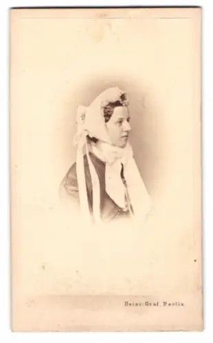 Fotografie Heinr. Graf, Berlin, Friedrichstr. 165, Porträt einer Dame mit Haube
