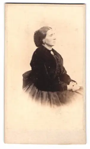 Fotografie P. Weynen & Fils, Maestricht, Seitenprofil einer eleganten Frau