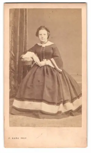 Fotografie F. Raps, Coeln, Comödienstrasse 16, Elegante Dame Therese Wachter in voluminösem Kleid