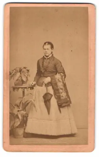 Fotografie Rafael, Brünn, Dammstrasse 8, Frau mit dekorativem Schal