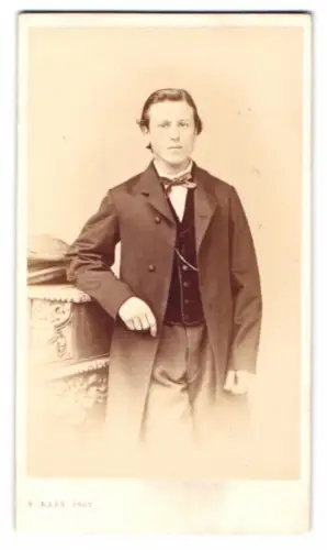 Fotografie F. Raps, Coeln, Comödienstrasse 16, Porträt eines jungen Mannes in eleganter Kleidung