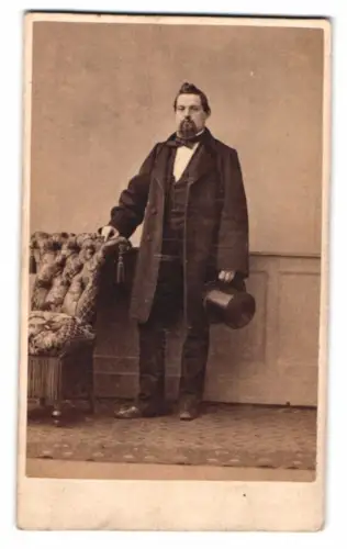 Fotografie Mayer Pierson & Mulner, Brüssel, Rue des Fripiers 2, Porträt eines eleganten Mannes