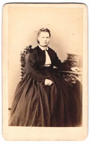 Fotografie A. Gäbel, Sonderburg, Badeanstalt Bellevue, Porträt einer Dame