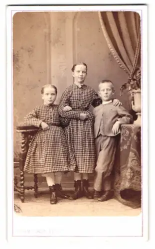 Fotografie Herm. Linde, Lübeck, Johannisstrasse 34, Drei Kinder in zeitgenössischer Kleidung