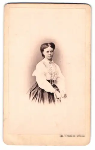 Fotografie Th. Prümm, Berlin, Unter den Linden No. 51, Portrait einer jungen Frau