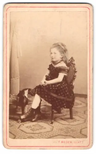 Fotografie Franz Boden, Glatz, Pfarr-Kirche gegenüber Nr. 419, Porträt eines sitzenden Kindes im karierten Kleid, 1872