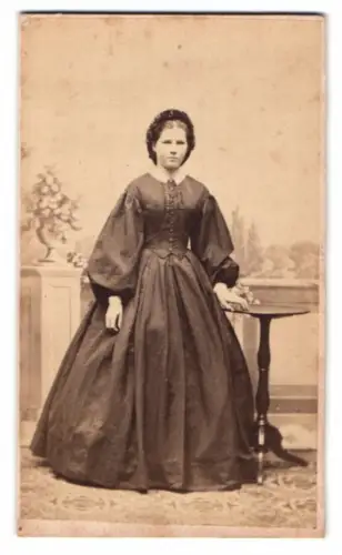 Fotografie Fotograf unbekannt, Heidelberg, Elegante Dame Auguste Schmitthenner in voluminösem Kleid