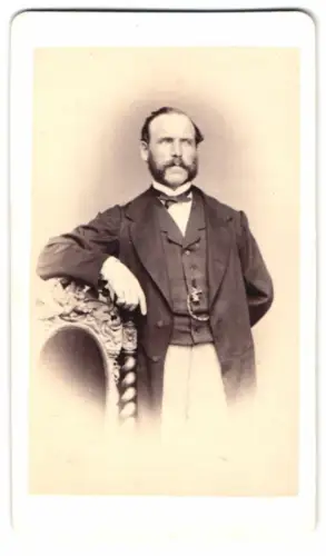 Fotografie unbekannter Fotograf und Ort, Eleganter Herr mit Bart und Anzug
