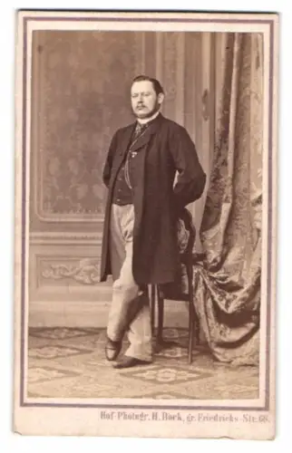 Fotografie Hermann Bock, Berlin, Friedrichs-Str. 68, Eleganter Herr mit Stuhl
