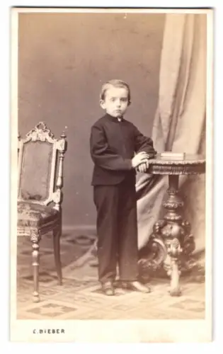 Fotografie E. Bieber, Hamburg, Gr. Bäckerstrasse 26, Porträt eines jungen Jungen