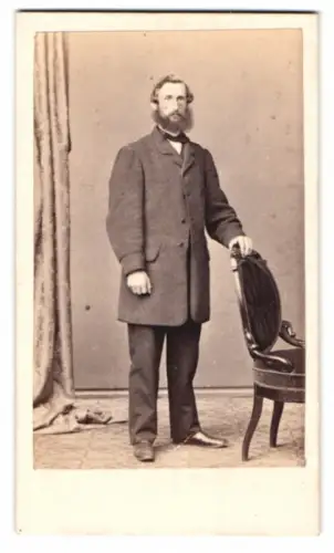 Fotografie L. Herzog, Bremen, Wall 160, Stehender Herr mit Stuhl