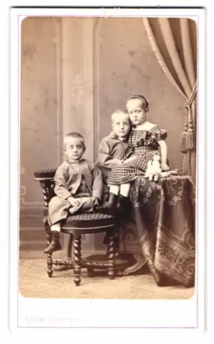 Fotografie Herm. Linde, Lübeck, Johannisstrasse 31, drei Kinder auf Stühlen und Tisch
