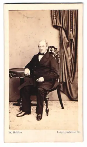 Fotografie W. Halffter, Berlin, Leipzigerstrasse 91, älterer Herr sitzend