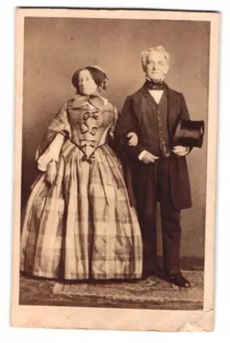 Fotografie A. Siegmund, Hamburg, Elegantes Paar in festlicher Kleidung