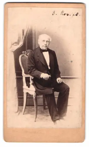 Fotografie Heinrich Memmert, Erlangen, Älterer Herr im Anzug auf Stuhl sitzend