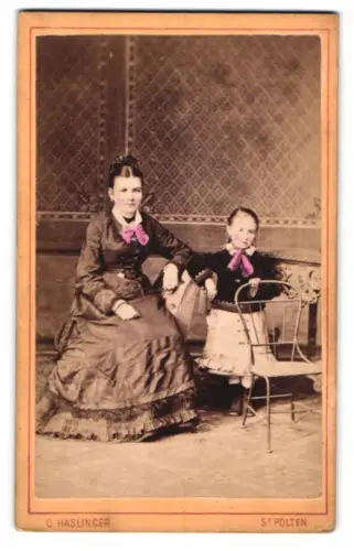 Fotografie G. Haslinger, St. Pölten, CDV einer Dame mit Kind