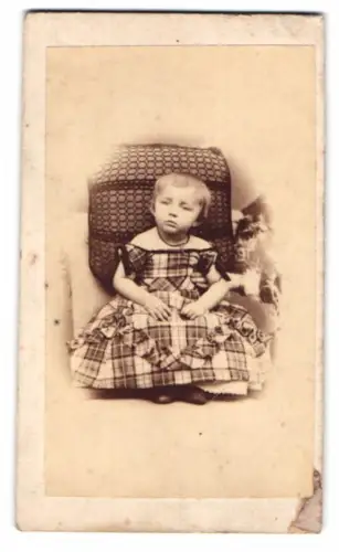 Fotografie A. Briesemeister, Schweidnitz, Sitzendes Kleinkind in kariertem Kleid, 1870