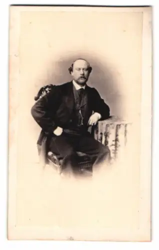 Fotografie H.F. Plate, Hamburg, Alter Jungfernstieg 6, Porträt eines eleganten Herrn