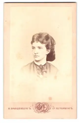 Fotografie I. Brandenburg, St. Petersburg, Nevski Prospekt, Porträt einer jungen Frau, 1871