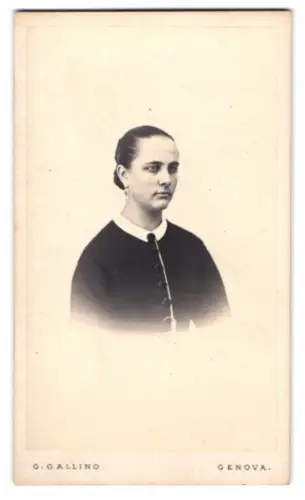 Fotografie G. Gallino, Genova, Piazza acqua verde Nr. 10, Porträt Madame Chimini in schlichtem Kleid