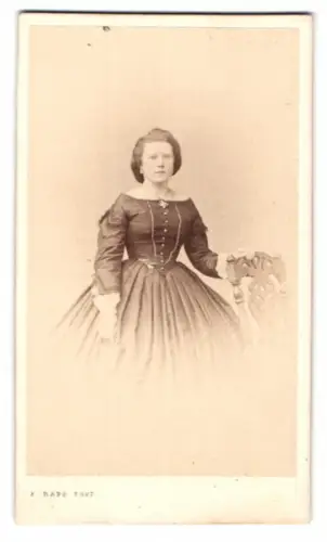 Fotografie F. Raps, Coeln, Comödienstrasse 16, Portrait maria Wachter mit elegantem Kleid
