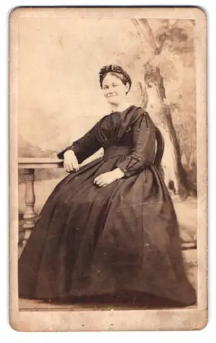Fotografie C. F. Dietze, Geringswalde, Sitzende Dame mit Baumkulisse