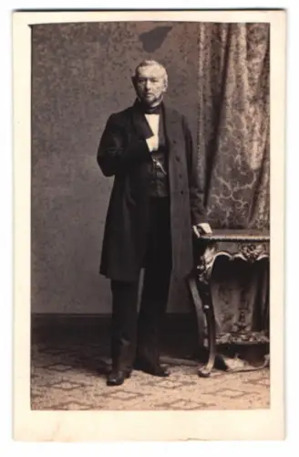 Fotografie A. Siegmund, Hamburg, Eleganter Herr im Anzug