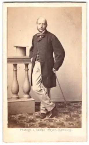 Fotografie Adolph Meyer, Hamburg, Eleganter Herr mit Spazierstock
