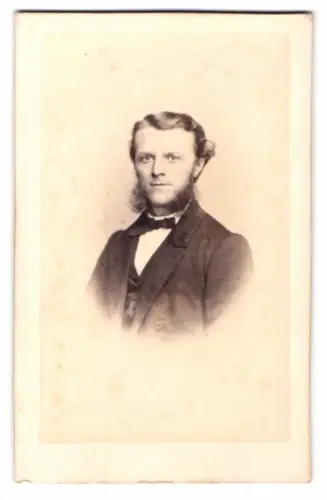 Fotografie Julius Bschille, Berlin, Neue Königstr. 19, Porträt eines Herren mit Backenbart