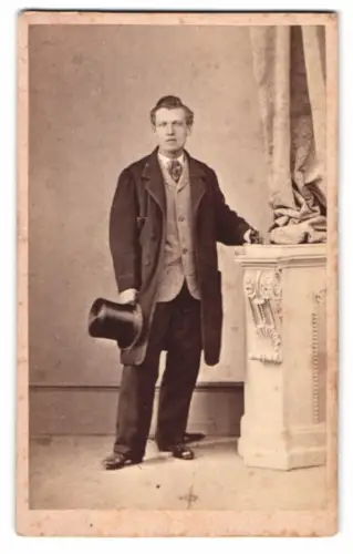 Fotografie unbekannter Fotograf und Ort, Eleganter Herr mit Zylinder