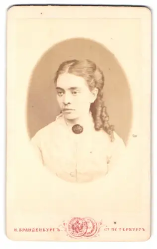 Fotografie I. Brandenburg, St. Petersburg, Nevsky Prospekt 24, Porträt einer jungen Frau, 1873