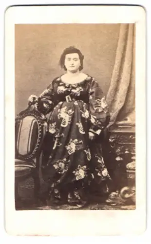 Fotografie unbekannter Fotograf und Ort, Stehende Frau in elegantem Kleid